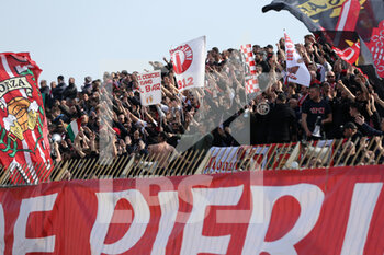 2022-03-19 - AC Monza supporters sing and clap their hands - AC MONZA VS FC CROTONE - ITALIAN SERIE B - SOCCER
