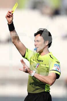 2022-03-19 - The referee Daniele Paterna shows a yellow card and the number three - AC MONZA VS FC CROTONE - ITALIAN SERIE B - SOCCER