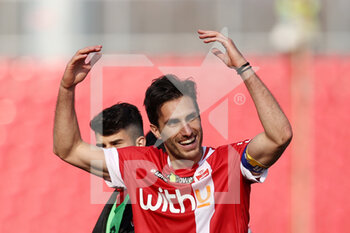 2022-03-19 - Mario Sampirisi (AC Monza) greets fans - AC MONZA VS FC CROTONE - ITALIAN SERIE B - SOCCER