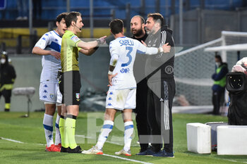 2022-04-06 - The referee Alberto Santoro talks to Head coach of Pisa Luca D'Angelo - AC PISA VS BRESCIA CALCIO - ITALIAN SERIE B - SOCCER