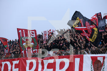 2022-04-06 - AC Monza fans clap their hands and wave flags - AC MONZA VS ASCOLI CALCIO - ITALIAN SERIE B - SOCCER