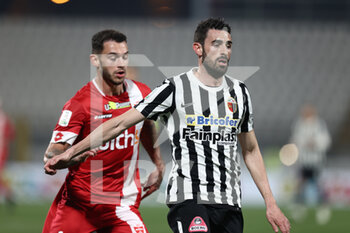 2022-04-06 - Luca Paganini (Ascoli Calcio 1898) is challenged by Pedro Pereira (AC Monza) - AC MONZA VS ASCOLI CALCIO - ITALIAN SERIE B - SOCCER