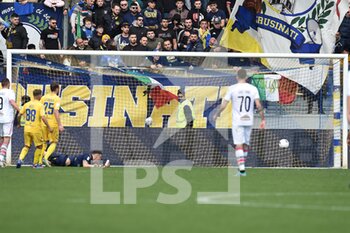 2022-04-09 - FROSINONE, ITALY - March 9 : Cristian Bonaiuto  (10)  of  Cremonese  scores  the opening  goal during soccer match between  Frosinone  and Cremonese at Stadio Benito Stirpe on March 9,2022 Frosinone Italy  - FROSINONE CALCIO VS US CREMONESE - ITALIAN SERIE B - SOCCER