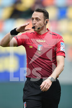 2022-04-09 - FROSINONE, ITALY - March 9 : The Referee Rosario Abisso gestures  during Italian Serie B soccer match at between  Frosinone and Cremonese  Stadio Benito Stirpe on March 9,2022 in Frosinone Italy - FROSINONE CALCIO VS US CREMONESE - ITALIAN SERIE B - SOCCER