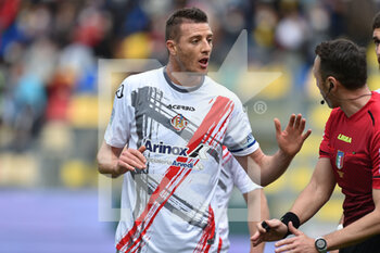 2022-04-09 - FROSINONE, ITALY - March 9 : Daniel Ciofani ( L) Cremonese  gestures  at The Referee Rosario Abisso   during Italian Serie B soccer match at between  Frosinone and Cremonese  Stadio Benito Stirpe on March 9,2022 in Frosinone Italy - FROSINONE CALCIO VS US CREMONESE - ITALIAN SERIE B - SOCCER