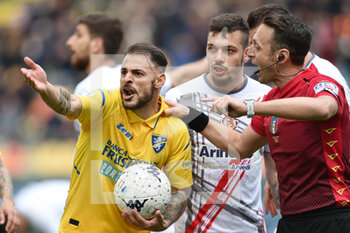 2022-04-09 - FROSINONE, ITALY - March 9 : Luigi Canotto ( L) Frosinone   gestures  at The Referee Rosario Abisso   during Italian Serie B soccer match at between  Frosinone and Cremonese  Stadio Benito Stirpe on March 9,2022 in Frosinone Italy - FROSINONE CALCIO VS US CREMONESE - ITALIAN SERIE B - SOCCER