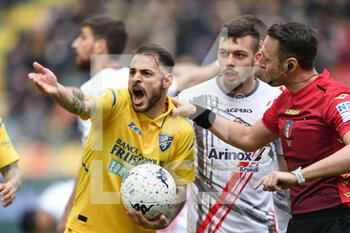 2022-04-09 - FROSINONE, ITALY - March 9 : Luigi Canotto ( L) Frosinone   gestures  at The Referee Rosario Abisso   during Italian Serie B soccer match at between  Frosinone and Cremonese  Stadio Benito Stirpe on March 9,2022 in Frosinone Italy - FROSINONE CALCIO VS US CREMONESE - ITALIAN SERIE B - SOCCER