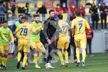 2022-04-09 - FROSINONE, ITALY - March 9 : Luigi Canotto (27)  of Frosinone  celebrates with his team mates after scores  the penalty  during    soccer match between  Frosinone  and Cremonese at Stadio Benito Stirpe on March 9,2022  in Frosinone Italy - FROSINONE CALCIO VS US CREMONESE - ITALIAN SERIE B - SOCCER
