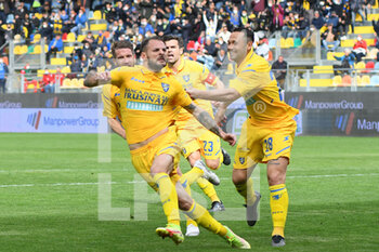2022-04-09 - FROSINONE, ITALY - March 9 : Luigi Canotto (27)  of Frosinone  celebrates with his team mates after scores  the penalty  during    soccer match between  Frosinone  and Cremonese at Stadio Benito Stirpe on March 9,2022  in Frosinone Italy - FROSINONE CALCIO VS US CREMONESE - ITALIAN SERIE B - SOCCER