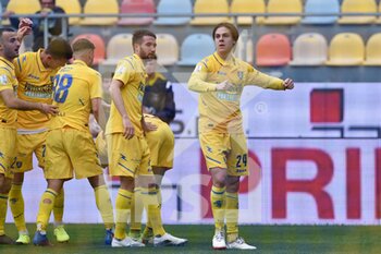 2022-04-09 - FROSINONE, ITALY - March 9 :  Alessio Zerbin (24) of Frosinone  celebrates with his team mates after scores  the   goal during    soccer match between  Frosinone  and Cremonese at Stadio Benito Stirpe on March 9,2022  in Frosinone Italy - FROSINONE CALCIO VS US CREMONESE - ITALIAN SERIE B - SOCCER