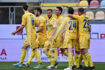 2022-04-09 - FROSINONE, ITALY - March 9 :  Alessio Zerbin (24) of Frosinone  celebrates with his team mates after scores  the   goal during    soccer match between  Frosinone  and Cremonese at Stadio Benito Stirpe on March 9,2022  in Frosinone Italy - FROSINONE CALCIO VS US CREMONESE - ITALIAN SERIE B - SOCCER