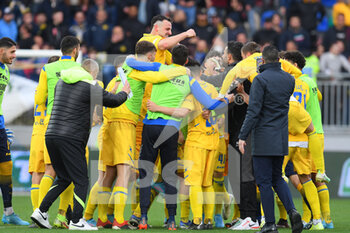 2022-04-09 - FROSINONE, ITALY - March 9 :  Players Frosinone Celebrate after the winning during  Italian Serie B soccer match between  Frosinone and Cremonese at Stadio Benito Stirpe on March 9,2022  in Frosinone Italy   - FROSINONE CALCIO VS US CREMONESE - ITALIAN SERIE B - SOCCER