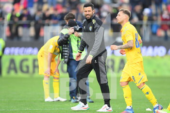 2022-04-09 - FROSINONE, ITALY - March 9 :  Players Frosinone Celebrate after the winning during  Italian Serie B soccer match between  Frosinone and Cremonese at Stadio Benito Stirpe on March 9,2022  in Frosinone Italy   - FROSINONE CALCIO VS US CREMONESE - ITALIAN SERIE B - SOCCER