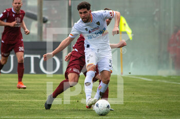 2022-04-18 - Antonio Barreca lecce carries the ball - REGGINA 1914 VS US LECCE - ITALIAN SERIE B - SOCCER