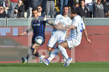 2022-04-18 - Marius Marin (Pisa) in action hampered by Andrea  Cagnano (Como) - AC PISA VS COMO 1907 - ITALIAN SERIE B - SOCCER