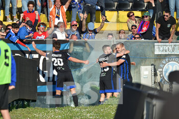 2022-04-18 - Players of Pisa celebrate with their fans. - AC PISA VS COMO 1907 - ITALIAN SERIE B - SOCCER