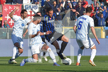 2022-04-18 - Ernesto Torregrossa (Pisa) hampered by three opponents - AC PISA VS COMO 1907 - ITALIAN SERIE B - SOCCER