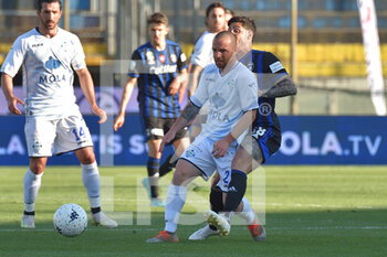 2022-04-18 - Tommaso  Arrigoni (Como) in action thwarted by Giuseppe Mastinu (Pisa) - AC PISA VS COMO 1907 - ITALIAN SERIE B - SOCCER