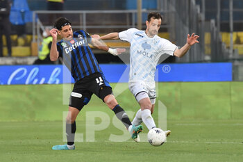 2022-04-18 - Yonatan Cohen (Pisa) and Davide  Bertoncini (Como) fight for the ball - AC PISA VS COMO 1907 - ITALIAN SERIE B - SOCCER