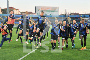 2022-04-18 - Players of Pisa celebrate at the end of the match - AC PISA VS COMO 1907 - ITALIAN SERIE B - SOCCER