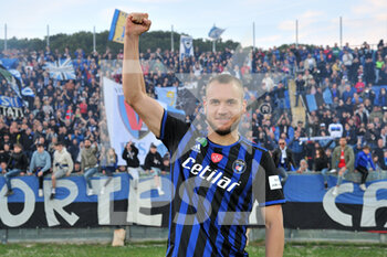 2022-04-18 - George Puscas (Pisa) celebrates at the end of the match - AC PISA VS COMO 1907 - ITALIAN SERIE B - SOCCER