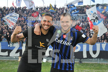 2022-04-18 - Ernesto Torregrossa (Pisa) and George Puscas (Pisa) celebrate at the end of the match - AC PISA VS COMO 1907 - ITALIAN SERIE B - SOCCER