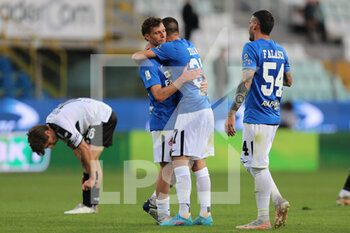 2022-04-18 - Players of ASCOLI CALCIO celebrate the victory during the Serie B match between Parma Calcio and Ascoli Calcio at Ennio Tardini on April 18, 2022 in Parma, Italy. - PARMA CALCIO VS ASCOLI CALCIO - ITALIAN SERIE B - SOCCER