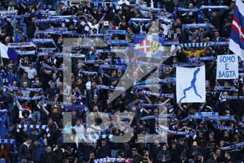 2022-04-25 - Como 1907 supporters hold up their scarves - COMO 1907 VS LR VICENZA - ITALIAN SERIE B - SOCCER