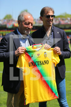 2022-04-30 - Renzo Ulivieri awarded with the shirt of the fairs
ti the right Paolo Tagliavento - TERNANA CALCIO VS AC PERUGIA - ITALIAN SERIE B - SOCCER