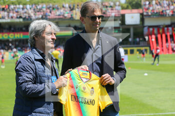 2022-04-30 - Mario Beretta awarded with the shirt of the fairs
To the right Paolo Tagliavento - TERNANA CALCIO VS AC PERUGIA - ITALIAN SERIE B - SOCCER