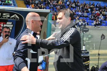 2022-04-30 - Head coach of Cosenza Pierpaolo Bisoli and Head coach of Pisa Luca D'Angelo before the beginning of the match - AC PISA VS COSENZA CALCIO - ITALIAN SERIE B - SOCCER