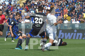 2022-04-30 - Penalty foul on Giuseppe Caso (Cosenza) by Pietro Beruatto (Pisa) - AC PISA VS COSENZA CALCIO - ITALIAN SERIE B - SOCCER