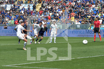 2022-04-30 - Daniele Liotti (Cosenza) scores the goal on penalty - AC PISA VS COSENZA CALCIO - ITALIAN SERIE B - SOCCER