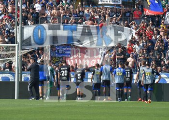 2022-04-30 - Players of Pisa and their supporters at the end of the match - AC PISA VS COSENZA CALCIO - ITALIAN SERIE B - SOCCER