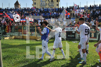 2022-04-30 - Players of Cosenza greet their fans at the end of the match - AC PISA VS COSENZA CALCIO - ITALIAN SERIE B - SOCCER