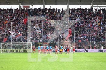 2022-04-30 - Cremonese greets the fans at the end  of the game - US CREMONESE VS ASCOLI CALCIO - ITALIAN SERIE B - SOCCER