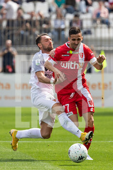 2022-04-30 - Letizia of Benvenuto Marco D’Alessandro fight for the ball  and during the Serie B match between Ac Monza and Benevento at U Power Stadium on April 30, 2022 in Monza, Italy. - AC MONZA VS BENEVENTO CALCIO - ITALIAN SERIE B - SOCCER