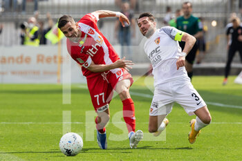 2022-04-30 - Letizia of Benvenuto Marco D’Alessandro fight for the ball  and during the Serie B match between Ac Monza and Benevento at U Power Stadium on April 30, 2022 in Monza, Italy. - AC MONZA VS BENEVENTO CALCIO - ITALIAN SERIE B - SOCCER