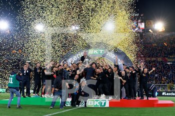 2022-05-06 - Captain Fabio Lucioni (US Lecce) raises the cup to the sky for the victory of the Serie B 2021/2022 championship - US LECCE VS PORDENONE CALCIO - ITALIAN SERIE B - SOCCER