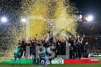2022-05-06 - US Lecce celebrates for the championship victory with the cup - US LECCE VS PORDENONE CALCIO - ITALIAN SERIE B - SOCCER