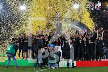 2022-05-06 - US Lecce celebrates for the championship victory with the cup - US LECCE VS PORDENONE CALCIO - ITALIAN SERIE B - SOCCER