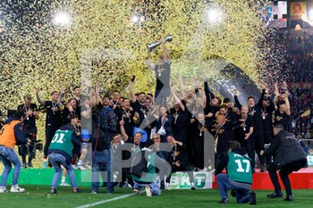 2022-05-06 - Captain Fabio Lucioni (US Lecce) raises the cup to the sky for the victory of the Serie B 2021/2022 championship - US LECCE VS PORDENONE CALCIO - ITALIAN SERIE B - SOCCER