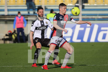 2022-01-30 - Andrea Rispoli of PARMA CALCIO competes for the ball with Nahuel Estevez of CROTONE FC during the Serie B match between Parma Calcio and Crotone FC at Ennio Tardini on January 30, 2022 in Parma, Italy. - PARMA CALCIO VS FC CROTONE - ITALIAN SERIE B - SOCCER