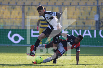 2022-01-30 - Stanko Juric of PARMA CALCIO competes for the ball with Ben Lhassine Kone of CROTONE FC during the Serie B match between Parma Calcio and Crotone FC at Ennio Tardini on January 30, 2022 in Parma, Italy. - PARMA CALCIO VS FC CROTONE - ITALIAN SERIE B - SOCCER