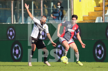 2022-01-30 - Danilo of PARMA CALCIO competes for the ball with Samuele Mulattieri of CROTONE FC during the Serie B match between Parma Calcio and Crotone FC at Ennio Tardini on January 30, 2022 in Parma, Italy. - PARMA CALCIO VS FC CROTONE - ITALIAN SERIE B - SOCCER
