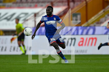 2022-04-06 - Theophilus Awua (FC Crotone) - LR VICENZA VS FC CROTONE - ITALIAN SERIE B - SOCCER