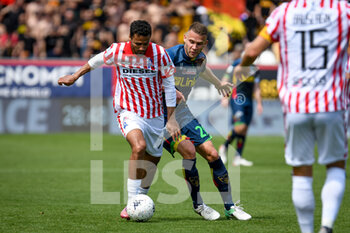 2022-04-30 - Vicenza's Alessio Da Cruz in action against Lecce's Alexis Blin - LR VICENZA VS US LECCE - ITALIAN SERIE B - SOCCER