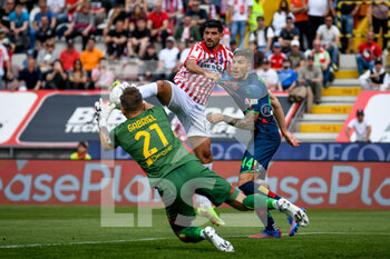 2022-04-30 - Lecce's Vasconcelos Ferreira Gabriel saves a goal from Vicenza's Riccardo Brosco hindered by Lecce's Kastriot Dermaku - LR VICENZA VS US LECCE - ITALIAN SERIE B - SOCCER
