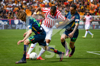 2022-04-30 - Vicenza's Daovide Diaw in action against Lecce's Antonino Gallo and Lecce's Francesco Di Mariano - LR VICENZA VS US LECCE - ITALIAN SERIE B - SOCCER
