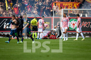 2022-04-30 - Vicenza's Samuele Longo injured by a firecracker by Lecce supporters - LR VICENZA VS US LECCE - ITALIAN SERIE B - SOCCER